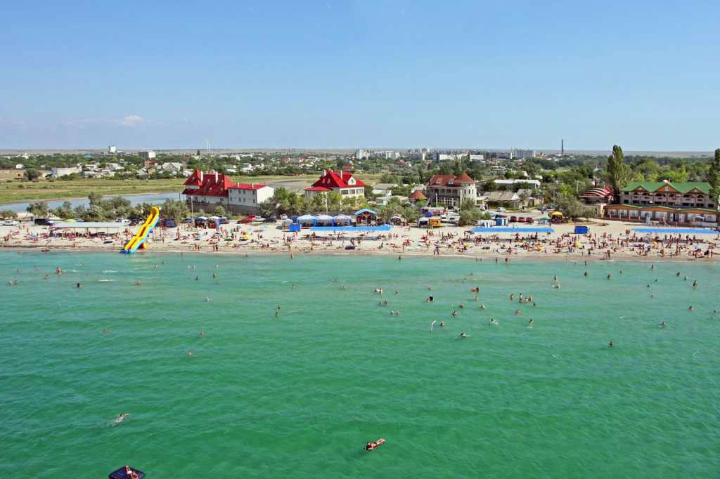 Пляж Узкой бухты в Крыму